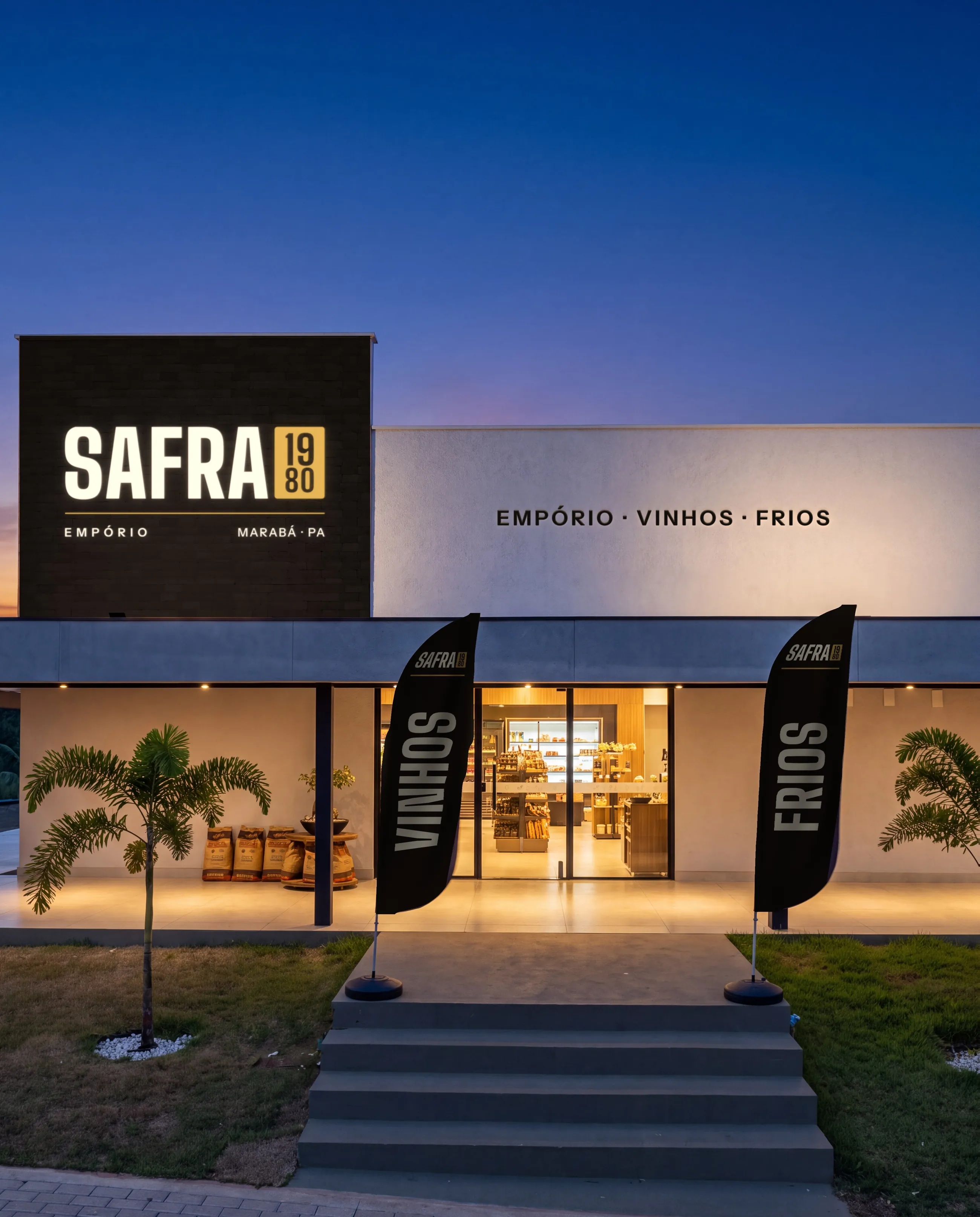 A fachada da Safra 1980 à noite, com a placa acesa